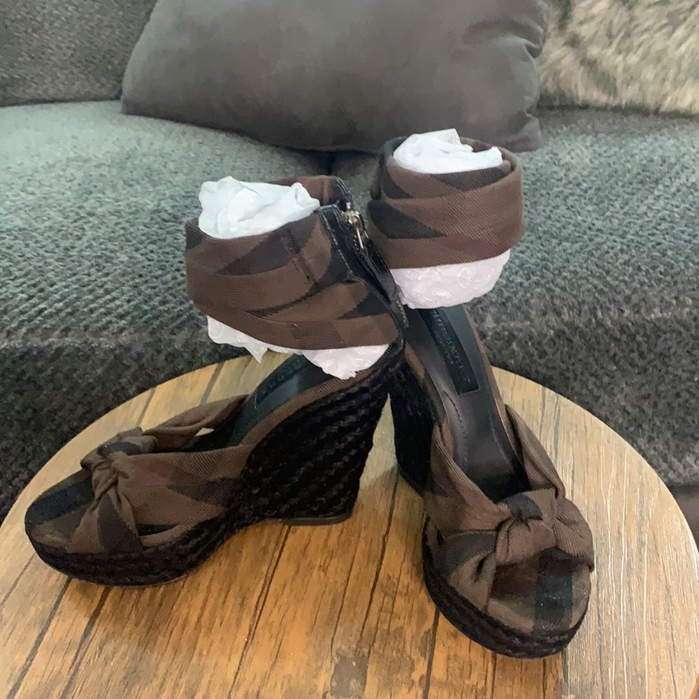 AUTHENTIC BURBERRY WEDGES - Picture 3 of 9